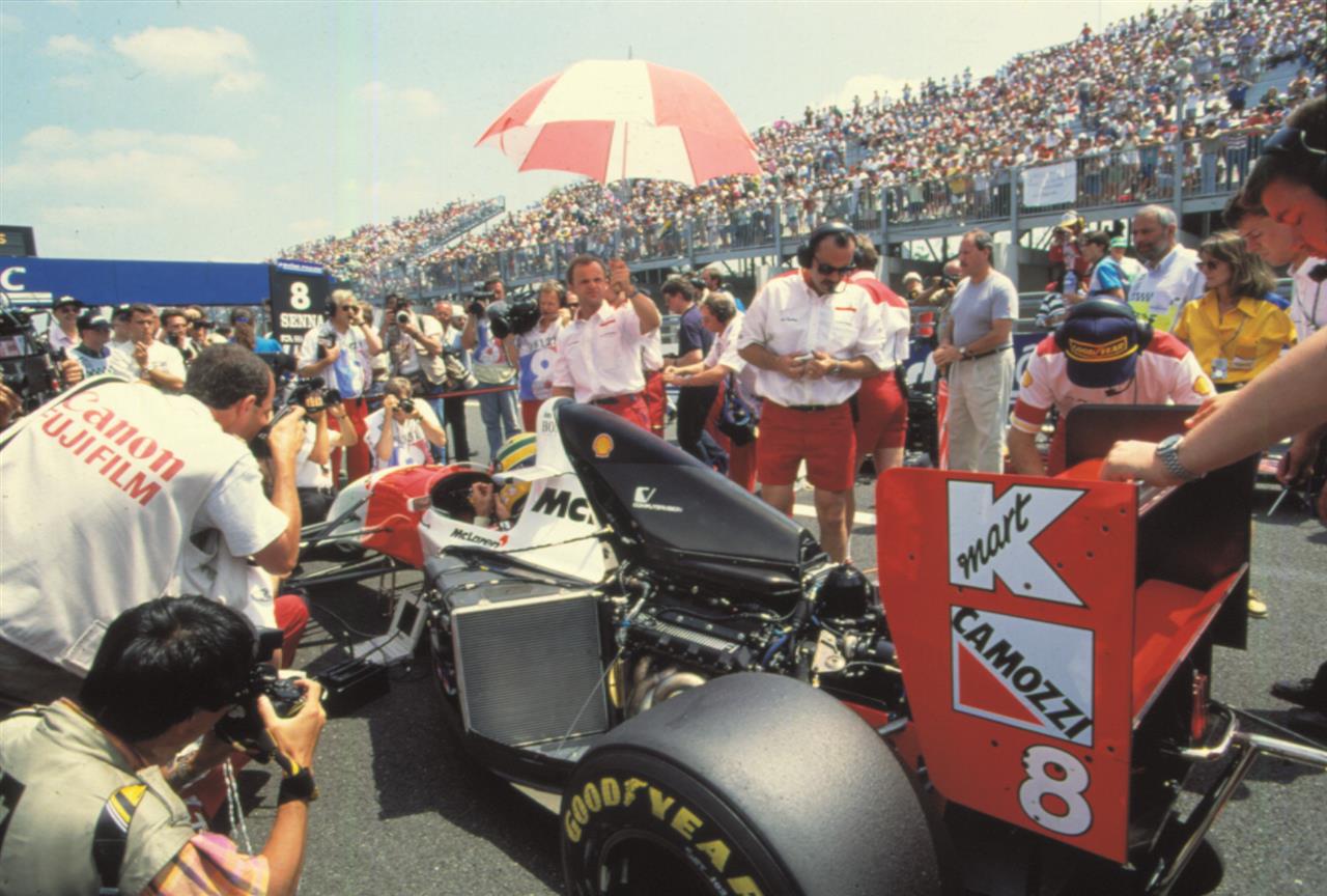 1993: I clienti di Camozzi vengono invitati nei paddock dei circuiti nel mondo per assistere alle gare della Mc Laren guidata da Ayrton Senna.