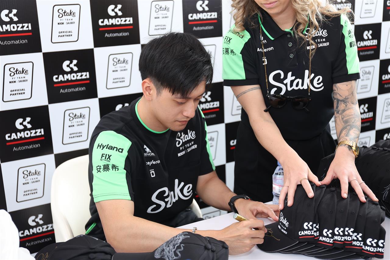 Il Pilota di Stake F1® Team KICK Sauber  Zhou Guanyu in visita a Camozzi Automation Shanghai